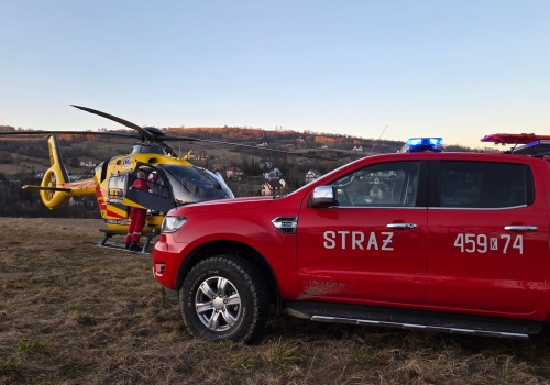 Starszy mężczyzna ciężko ranny podczas pożaru trawy. Lądował LPR
