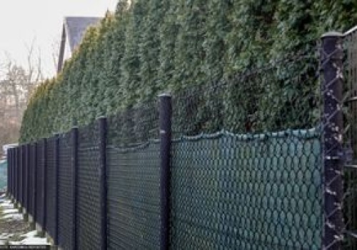 Sąsiad stawia ogrodzenie i chce pieniędzy? Oto co mówią przepisy