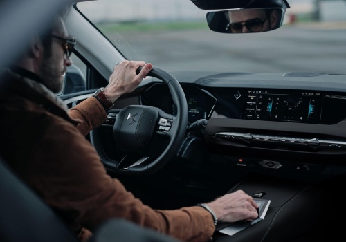 Drive & Deliver: w Monako znaleźli sposób na zatłoczone ulice. Samochody szkół jazdy jako kurierzy