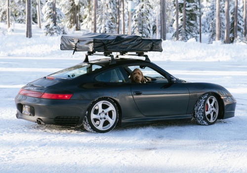 Z namiotem na dachu Porsche 911. Brock Keen (@996roadtrip) przyjeżdża do Warszawy