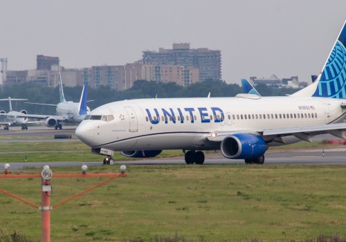 Ciężarówka wjechała w samolot na lotnisku w USA. Jedna osoba trafiła do szpitala