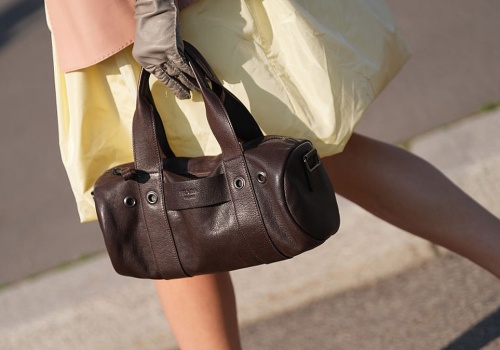 Jest hitem wiosny. Spódnicę w tym kolorze lansuje już Anja Rubik