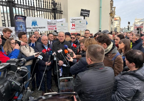 NFZ straszy, że nie będzie płacił za nadwykonania. W Warszawie protestowali samorządowcy i dyrektorzy szpitali