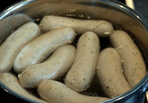 Kiedy zamrozić białą kiełbasę na Wielkanoc? Jeden błąd, a pozbawisz ją soczystości i smaku