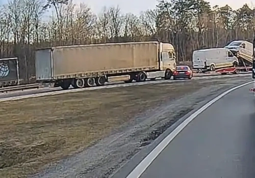 Radiowóz „drogówki” podjechał ciężarówce w „martwe pole” – kolizja przed Świeckiem