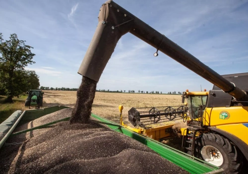 Rolnik chce zrezygnować z VAT przed emeryturą. Czy grozi mu korekta podatku?