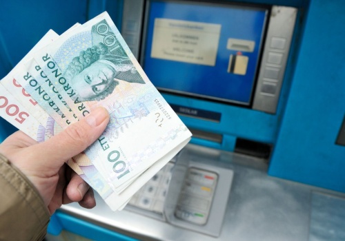 Bank centralny przestrzega przed kryzysem. Przez lata odradzali gotówkę, teraz wzywają do wypłat