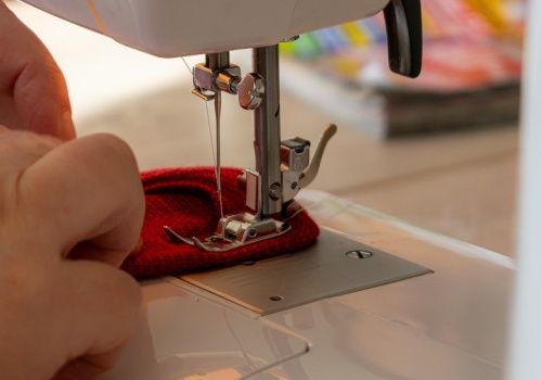 Maszyna do szycia overlock – jak uzyskać profesjonalne wykończenie ubrań w domu?