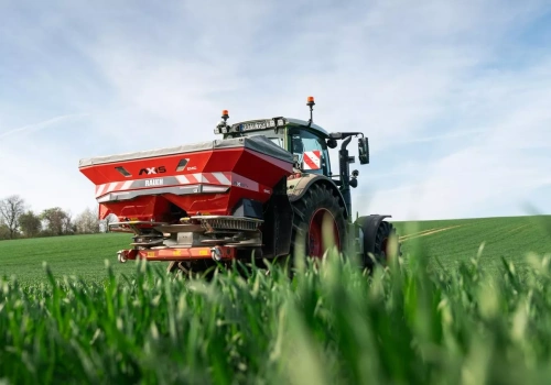 Nowy rozsiewacz Rauch Axis 25: nawóz rozsiany na szerokość nawet 42 m!