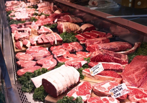 Tak oszukują na mięsie. Supermarkety robią z nas naiwniaków, a ty jeszcze za to płacisz