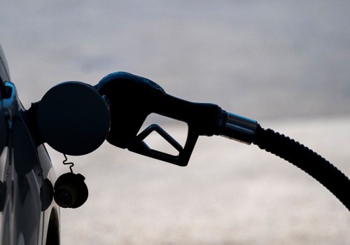 Ropa drożeje wolniej. Donald Trump uspokaja, polscy kierowcy płacą więcej