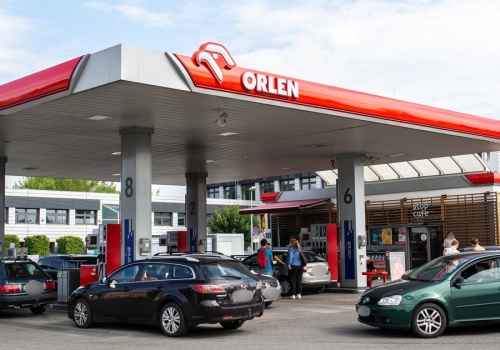 Na polskich stacjach zaroiło się od aut z rejestracjami tego państwa. Różnice w cenach są wyraźne