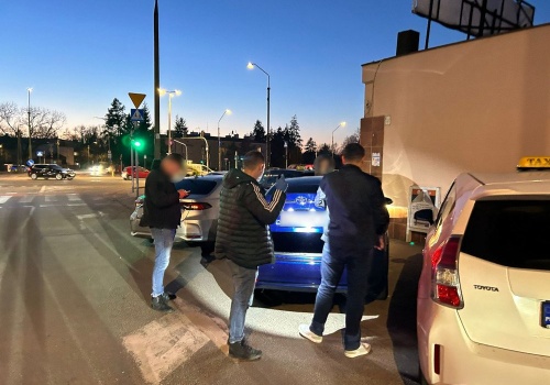 Bezpieczniej w taksówkach na aplikację? Policja podsumowuje kontrole w Warszawie