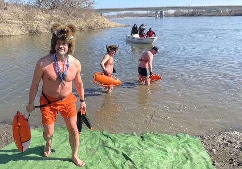 Doświadczone morsy pokonały Wisłę wpław