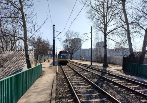 Ciężarówka zerwała w sobotę ponad pół km sieci trakcyjnej na Pradze-Północ. Tramwaje nie pojadą co najmniej do końca dnia