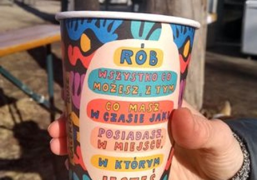 Pijąc małą czarną z tego kubka pomagasz – toruńscy artyści wspierają Serce Torunia!