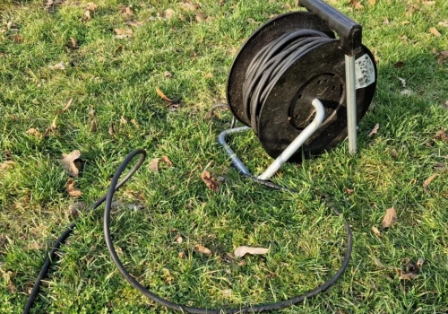 Prosty patent rolnika: lepiej widoczne kable w gospodarstwie