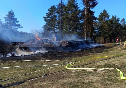 Bieszczady: Ogień trawi drewniany pensjonat. Są poszkodowani