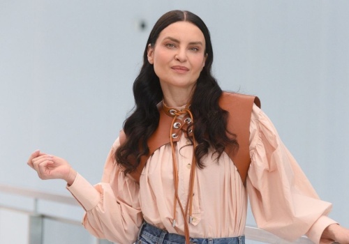 Joanna Horodyńska po latach wraca do modelingu i prezentuje makijażowy trend z wybiegów