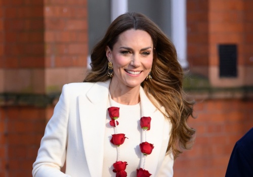 Kate wyszła i patrzyli tylko na nią. Wzrok skupił jeden wyraźny szczegół