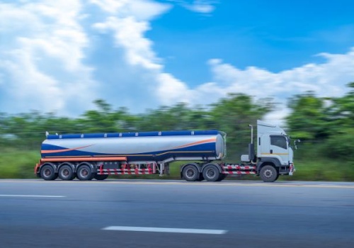 Kierowcy cystern pojadą dłużej. Nowe zasady transportu paliw mają charakter prewencyjny