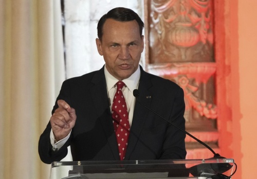 Rząd nie czeka na prezydenta. Sikorski: Polska przyjmie SAFE