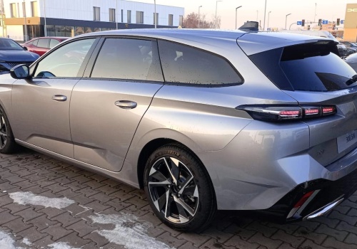 Dzięki rabatowi 43 250 zł kosztuje niecałe 114 tys. zł. Silnik 1.5 i spalanie na poziomie 5 l czynią z niego świetną alternatywę dla kombi Toyoty