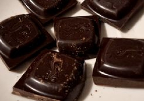 Wielu je taką czekoladę, myśląc, że jest zdrowsza. Jak faktycznie wpływa na organizm?