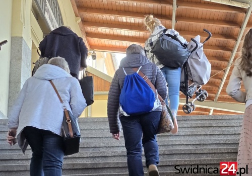 Wózek pod pachę i do góry. Końca rozmów o windach na stacji Świdnica Miasto nie widać