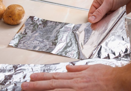 Wszyscy pytają, która strona folii jest lepsza. Producent zdradza coś, o czym mało kto wie