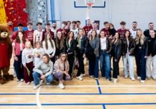 Kwiaty, słodycze i upominki dla pań, czyli Granie dla Kobiet pod koszami