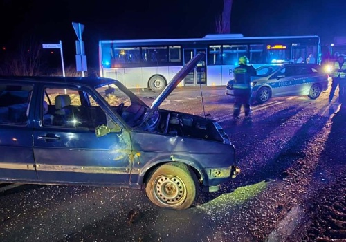 Samochód uderzył w drzewo, jedna osoba przewieziona do szpitala