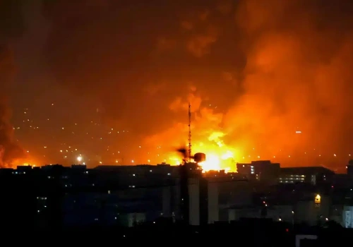 Podsumowanie wojny na Bliskim Wschodzie (07.03.2026). Uderzenia na rafinerie, stacje odsalania wody; dron, co zawisł na drzewie