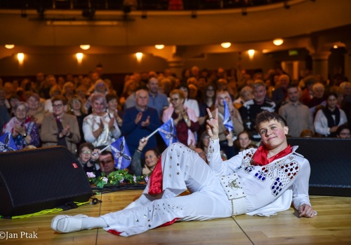 Elvis ożył w Raciborzu na Dzień Kobiet i rozdawał róże. Fabian Besta w RCK