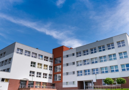 MEN nie rozstrzyga, czy dorabianie przez szkoły jest legalne. Brakuje jasnych przepisów