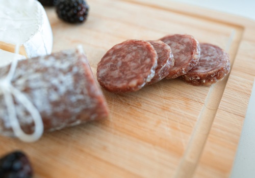 Eksperci alarmują: wielu ludzi nie wie, że przetworzone mięso zwiększa ryzyko raka jelita grubego