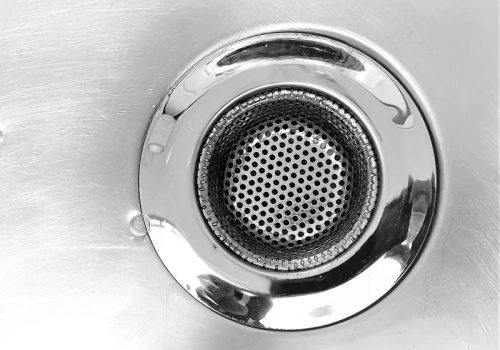 Ten „domowy trik” odtyka zlew – i po cichu niszczy chrom. Większość robi to źle