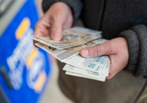 Emeryci tracą nawet kilkaset złotych miesięcznie. Nie wiedzą, że ZUS ma dla nich dodatkowe pieniądze