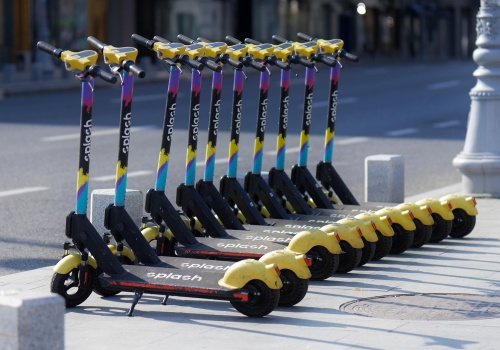 Jazda na hulajnodze elektrycznej od 13 lat i tylko z kaskiem. Są nowe przepisy ruchu drogowego