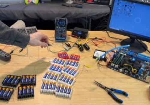 Uruchomił komputer na paluszkach AA. To rzeczywiście działa