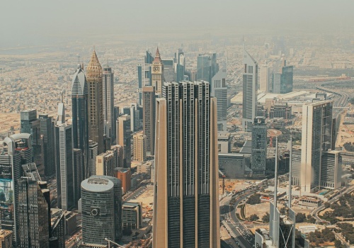 Demaskujemy polskich influencerów z Dubaju. Kto im dyktuje te rolki?