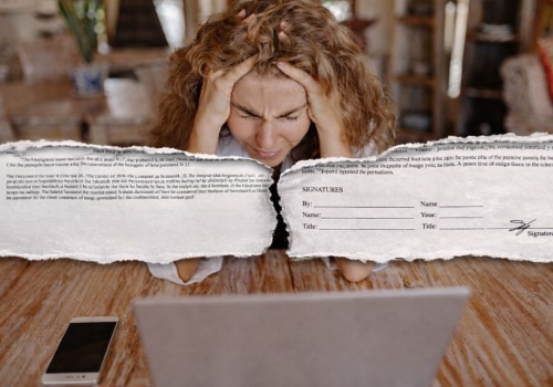 Jedno zdanie w umowie, przez które Polacy tracą pieniądze. Prawie nikt go nie czyta