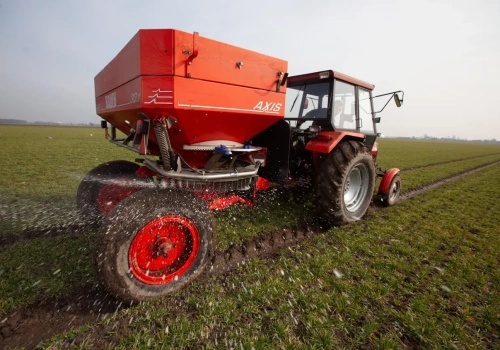 Saletra, mocznik czy saletrzak? Który nawóz azotowy wybrać na wiosnę?