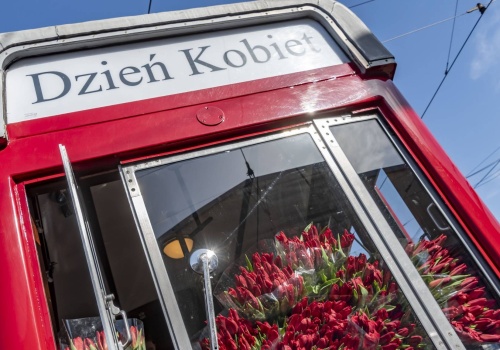 Wyjątkowy Dzień Kobiet w Krakowie. Na tory wyjedzie zabytkowy tramwaj pełen czerwonych tulipanów