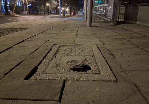 Niebezpieczeństwo czyha przy przystanku. Uważajcie na Al. Jana Długosza tuż przy wejściu do Ogrodu Saskiego