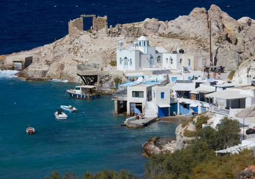 Skreśl z listy Santorini. Cyklady kryją znacznie piękniejszą wyspę. Księżycowy krajobraz