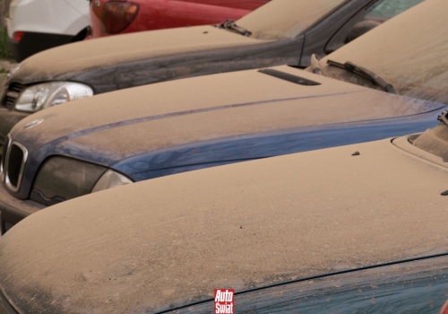 Zaczęło się. Pył z Sahary znów szpeci nam samochody. Jak z nim sobie radzić? Nie popełnij tych błędów