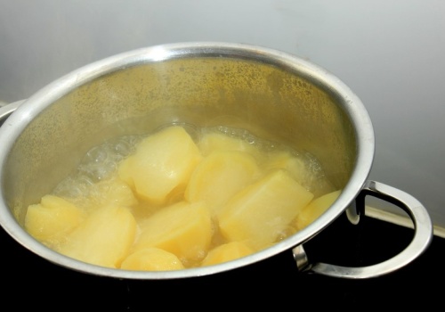 Nie gotuj ziemniaków w wodzie. Zastąp ją tym, a wyjdą dużo smaczniejsze