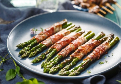 Szparagi w szynce, które znikają z talerza w chwilę