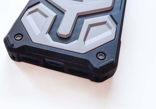 Kilka tygodni z pancernym etui na smartfona. Gra warta świeczki?